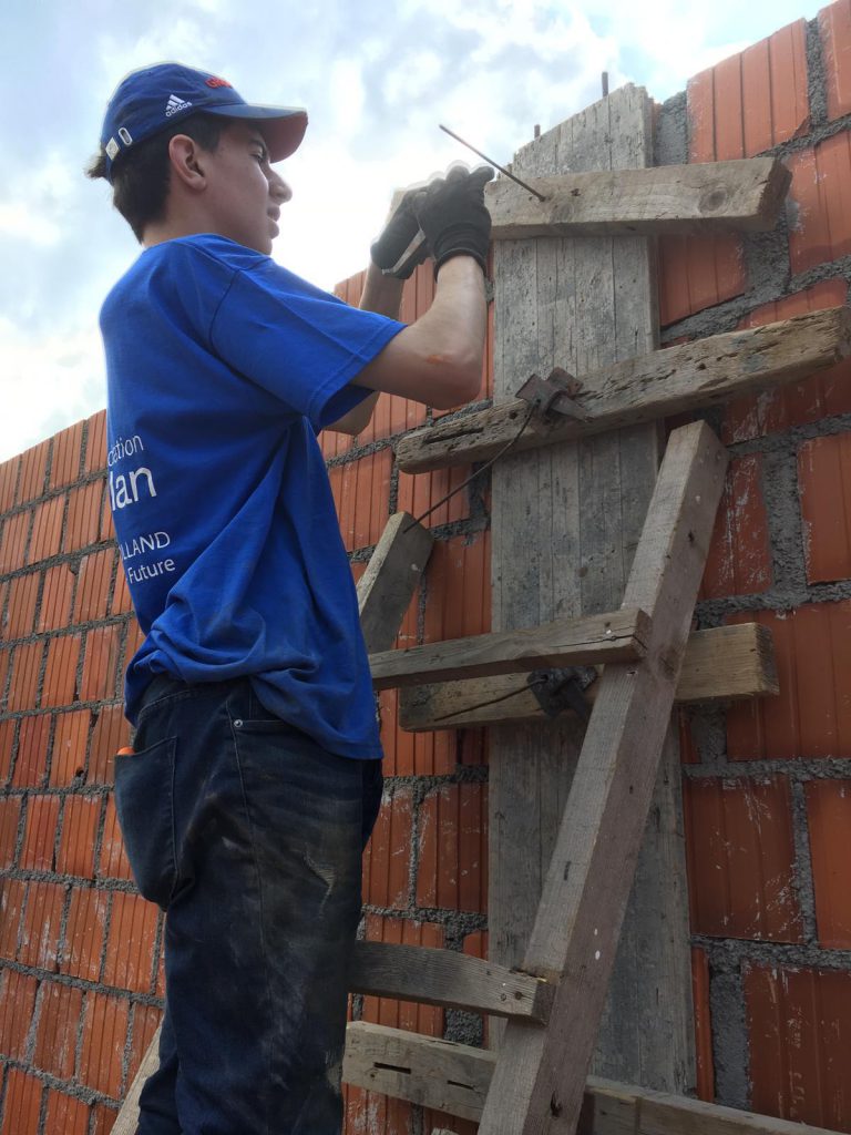 bouw muur zorgcentrum weduwen Srebrenica