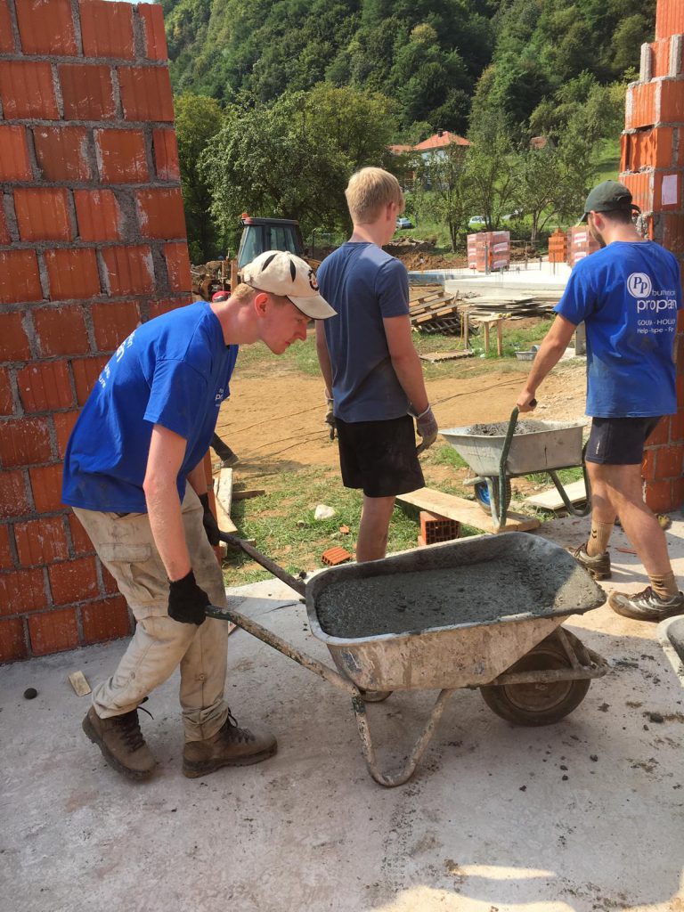 jongeren aan de slag zorgcentrum weduwen Srebrenica