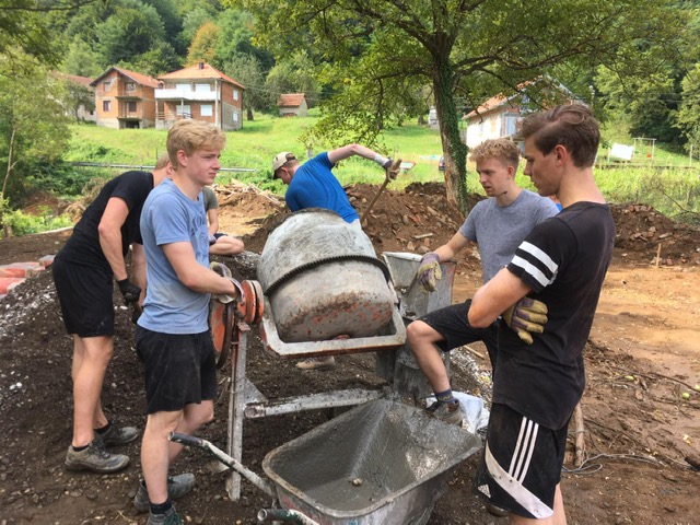 jongeren malen beton zorgcentrum Srebrenica